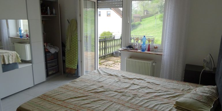 Schlafzimmer mit Zugang zur Terrasse