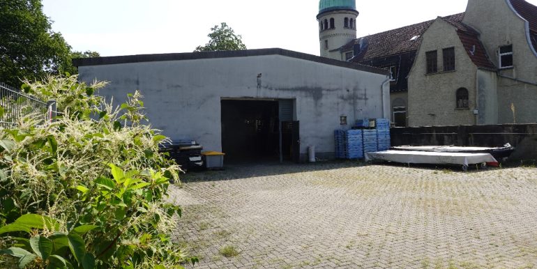 Ca. 200 m² gepflasterte Fläche vor der Halle