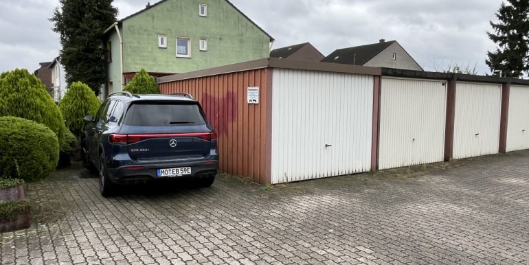 Garage und Stellplatz