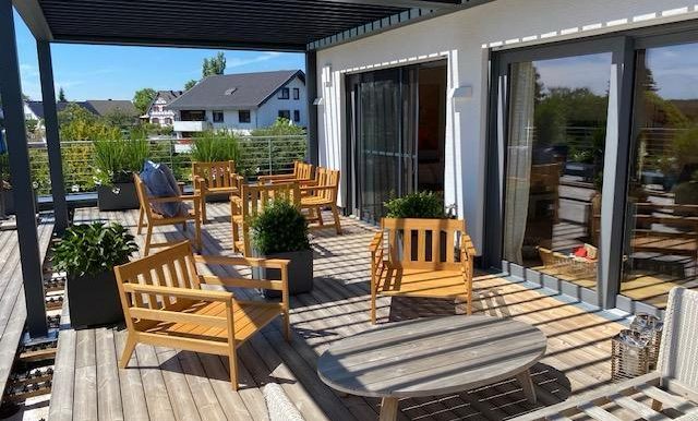 32 m²  mit Aluminium-Lamellendach