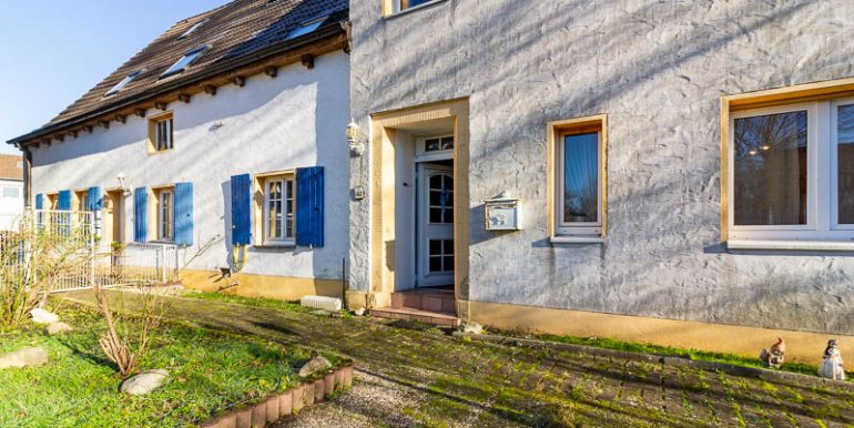 Gepflegter Hofbereich mit separatem Hauseingang.